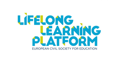 Logo organizacji Lifelong Learning Platform, które składa się z dużych drukowanych liter i napisanej nimi całej nazwy organizacji. Większość liter jest niebieska, a litera "l" w każdym słowie jest w kolorze zielonym. Pod nazwą organizacjami, mniejszymi drukowanymi literami jest uzupełnienie nazwy organizacji "European Civil Society for Education" napisane szarymi literami.